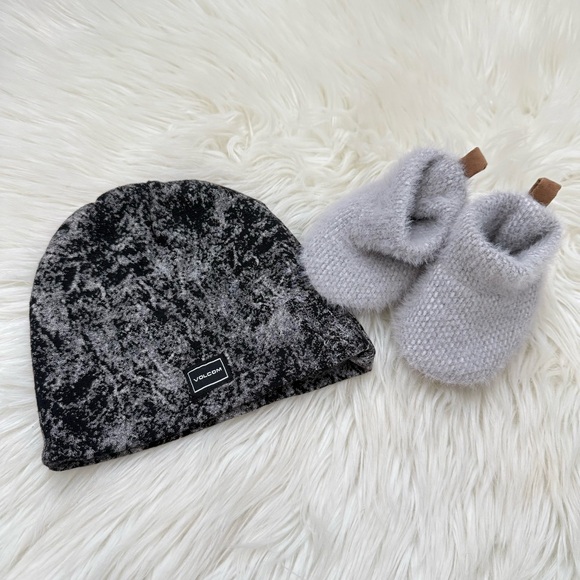 ⭐️3 for $20⭐️ Volcom Black and Gray Beanie and Booties Set - Picture 1 of 3